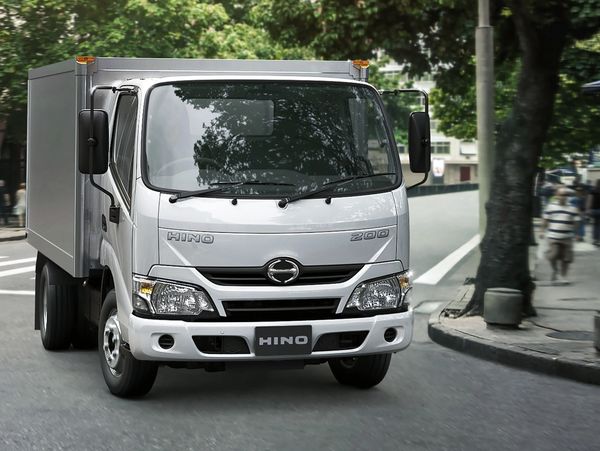 hino 200 dyna truck van body