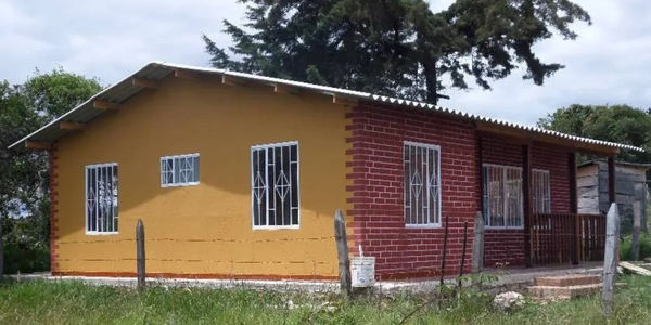 Casa con acabados en pintura y lozas tipo ladrillo.