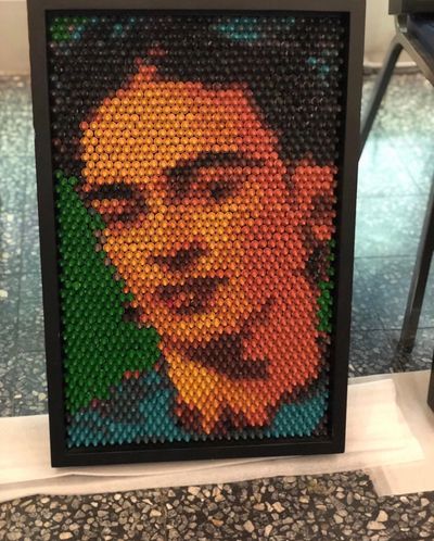 Obra Frida en crayolas del artista plástico Rodrigo Cazador, disponible en Tinta Naranja 