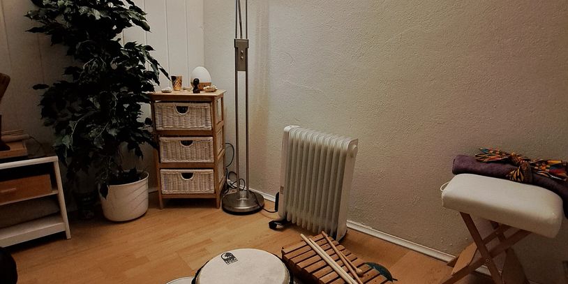Instruments de musique dans une pièce cosy.