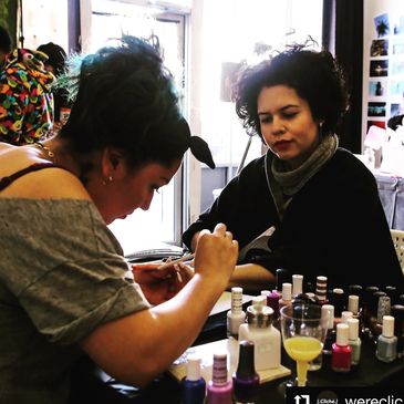 Latina chicago nail artist in logan square doing nails