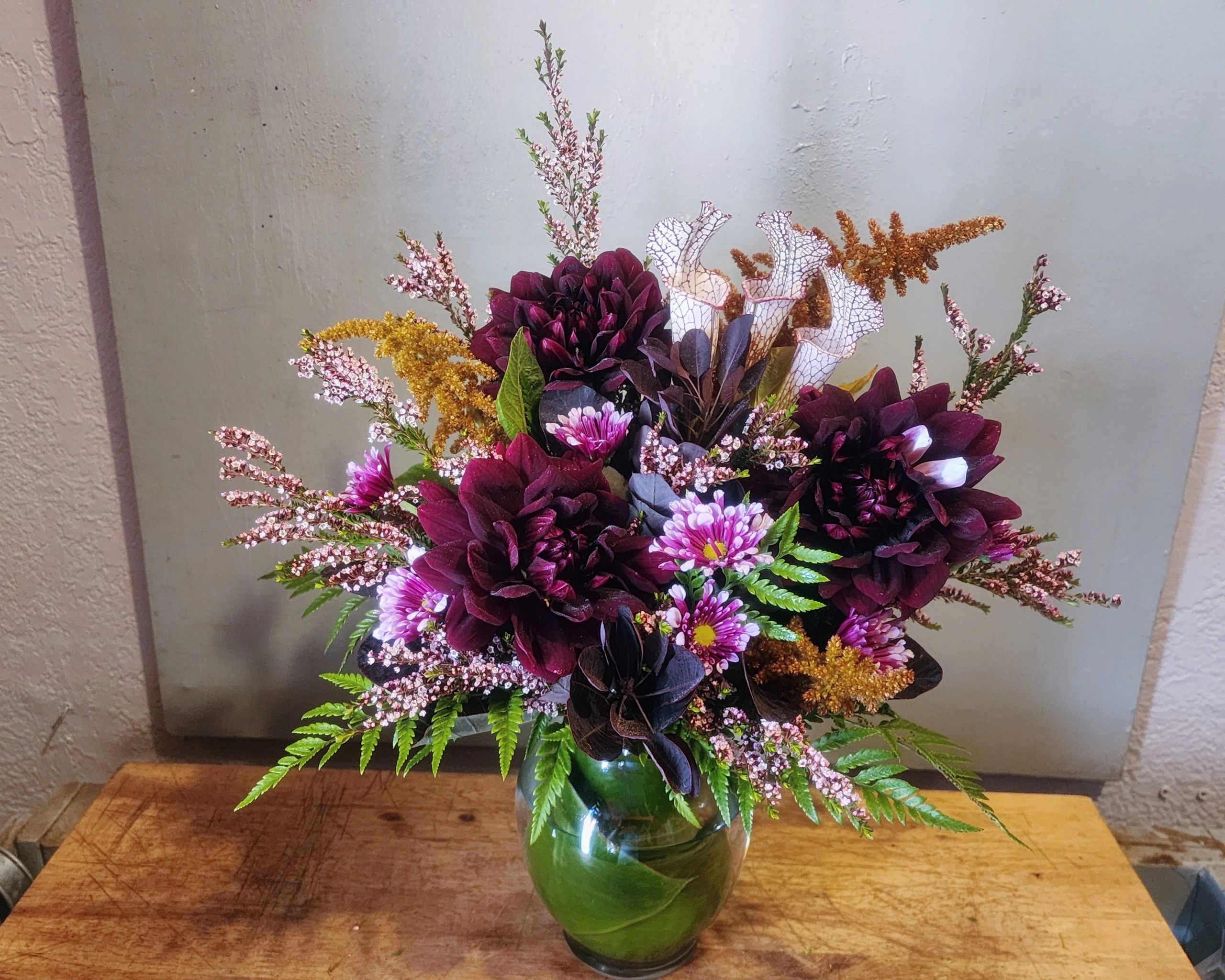 Nyx’s Veil
A moody, elegant arrangement of burgundy dahlias, cobra callas, bronze amaranthus, blush 