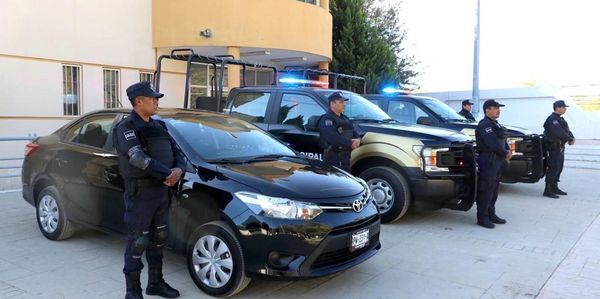 Vehiculos y personal de seguridad.