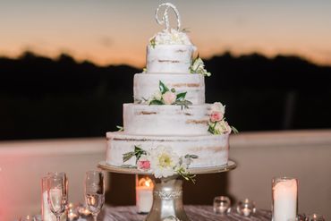 Semi-naked cakes give you the feel of nature and simplicity.
