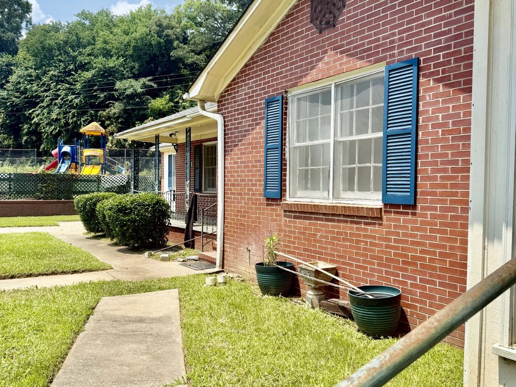 Front view. The Living Wellz facility located: Milledgeville. Showing the building and entry access.