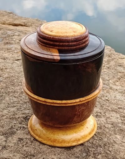 Image of Mid-Size Cremation Urn, 0223-01
External Size: 5.5"d X 8"h 
Internal Capacity: 65 cu. in.