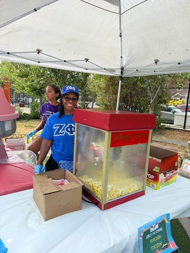 Popcorn maker and volunteer