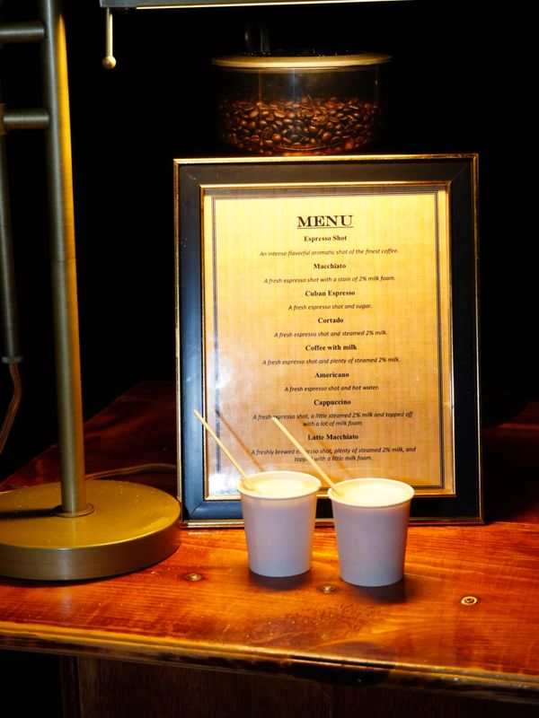 Handcrafted espresso drinks at Coffee Essence Show’s luxury mobile coffee bar catering service in Miami, featuring specialty coffee, professional baristas, and premium event coffee catering.