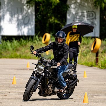 moto husqvarna, mujer tomando clase para andar, haciendo ejercicios practicos