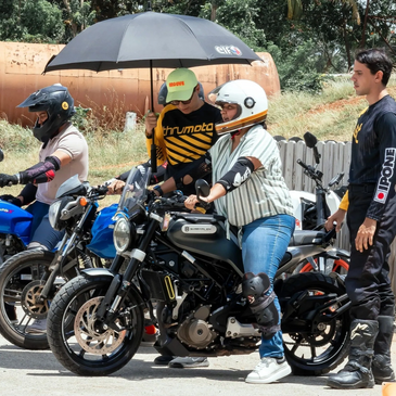 equipo de thrumoto, dando clases en santo domingo, para manejar