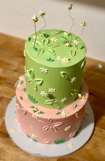 Spring-themed cake with fresh floral designs—perfect for celebrations and seasonal gatherings!