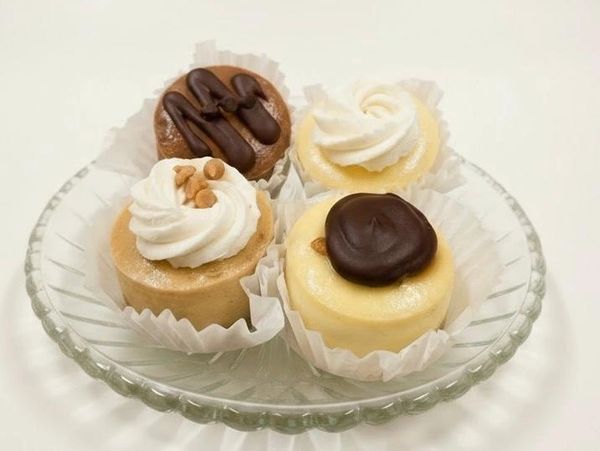 Crystal plate of four mini cheesecakes