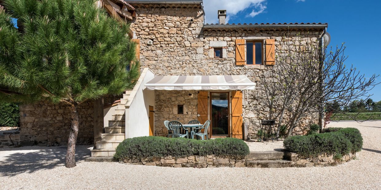 La Petite Grange - Extérieur avec terrasse et store