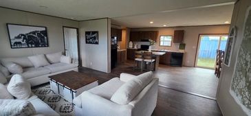 Manufactured home inside living room and kitchen.
Comal 5 rooms / 3 baths