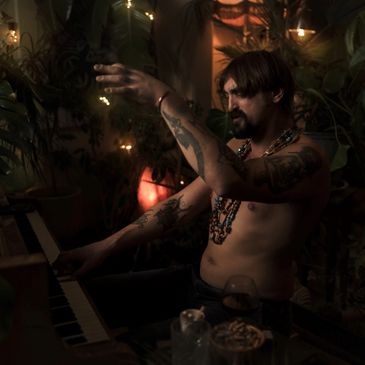 Fine art-portrett av mann som spiller piano, profesjonell fotografering i Halden, Østfold og Oslo