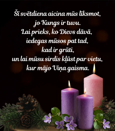 Latvian inspirational text with three lit candles and flowers on a dark background.
