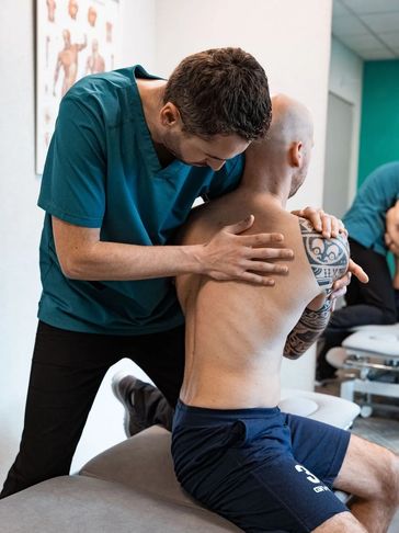 Matthieu Rapp, Ostéopathe à Mulhouse en train de mobiliser le rachis dorsal