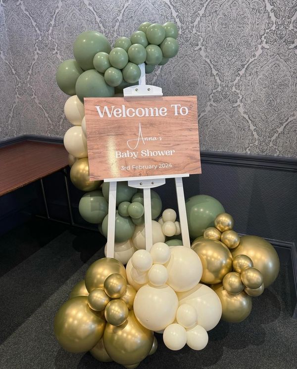 Baby shower welcome sign with balloon garland 