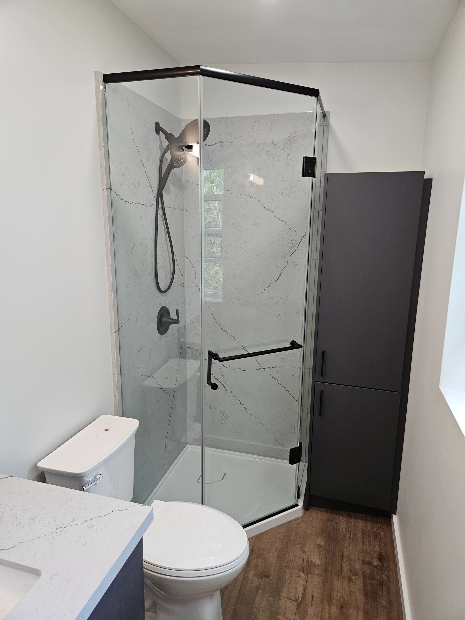 Neo angle glass shower with header support bar