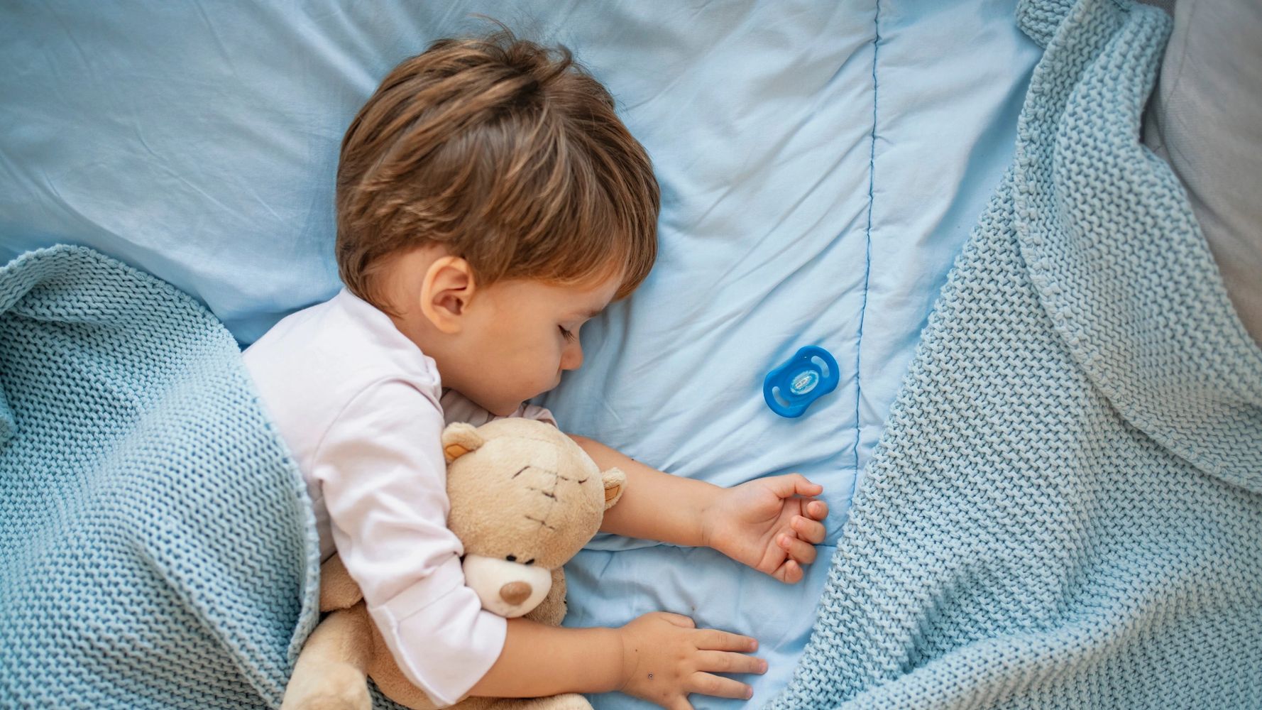 Peacefully sleeping toddler in Montreal, showcasing the expertise of a pediatric sleep consultant.