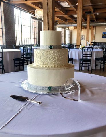 Traditional elegant wedding cake at Studio D2D
