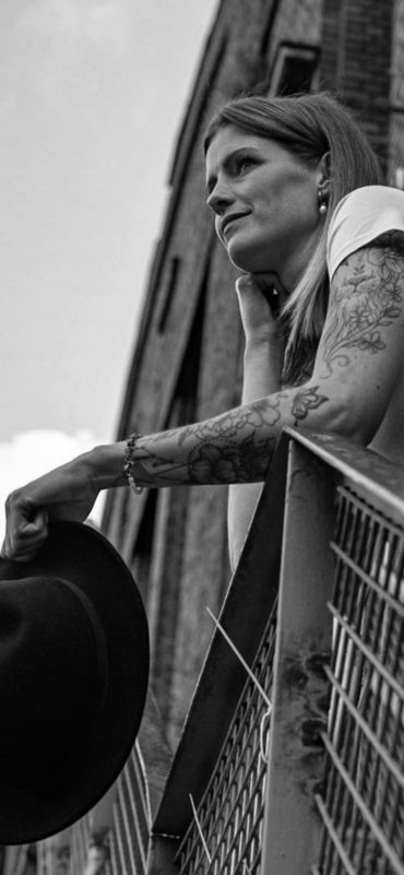 Tattoo Fotografie Schmuck Kette Hut Frau Schwarz weiß Outdoor Treppe Industrie 