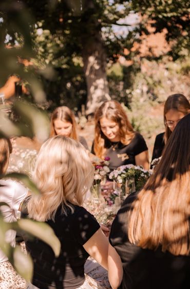 Blumen Blumenkranz Kreativ Basteln JGA Junggesellinnen Abschied Fotoshooting Mädels Idee Inspiration