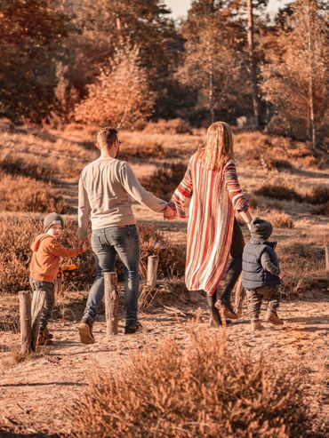 GOLDENHOUR Herbst Familie Söhne Klatenberge Telgte laufen Sonnenuntergang 