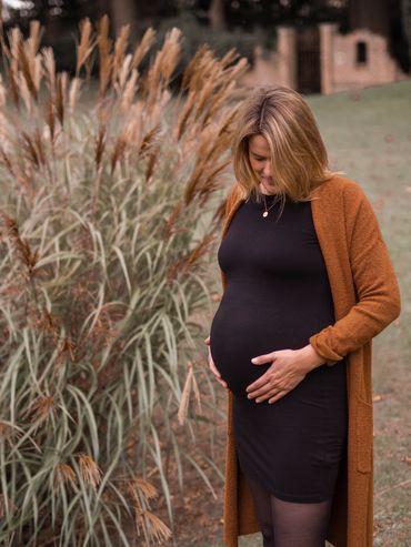 Outdoor Goldenhour Herbst Shooting Wald Wiese Pregnant Schwangerschaft Fotografie Mutter Nachwuchs