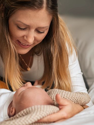 Mutter Neugeborenes kennenlern Fotoshooting 