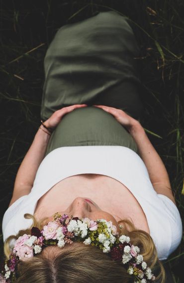 Schwangerschaftsshooting Blumenkranz Feld Fotografie Sommer Sun Sonne Alina Schwertner Goldenhour