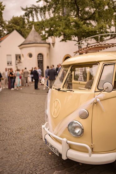 Hochzeit VW Bulli Warendorf kirchliche Trauung Fotograf Inspiration Van GoldenHour Alina Schwertner