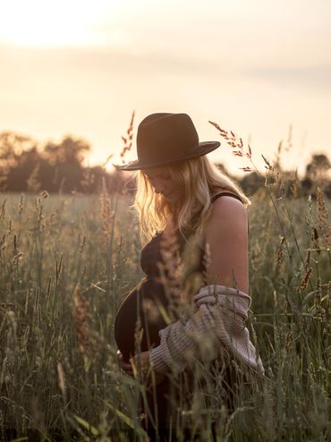 Outdoor Goldenhour Sonnenuntergang Shooting Sunset Wald Wiese Pregnant Schwangerschaft Fotografie