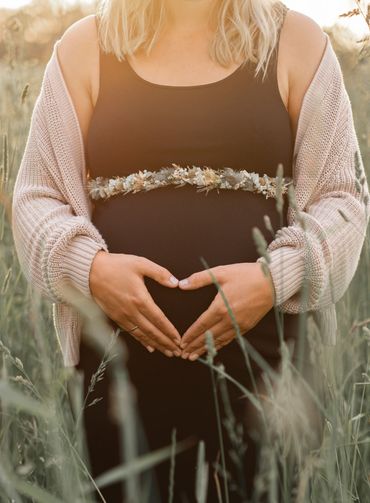 Outdoor Goldenhour Sonnenuntergang Shooting Sunset Wald Wiese Pregnant Schwangerschaft Fotografie