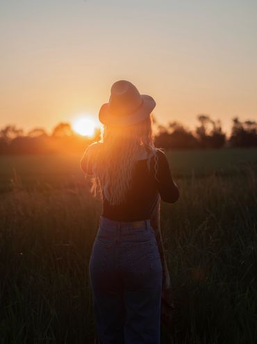 Hippie Sonnenuntergang Münster Warendorf Fotografie Goldenhour Hut Portraitfoto 