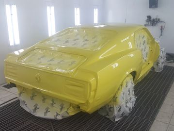 Ford Mustang Mach 1 1970 jaune dans la chambre a peinture 