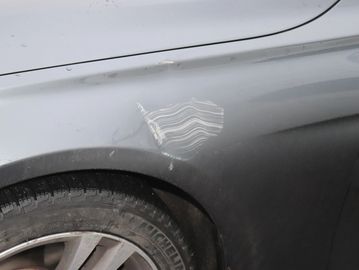 aile avant gauche d'ne auto grise avec egratignures