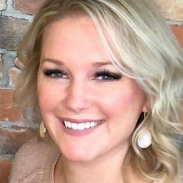 Licensed cosmetologist and certified lash technician with 10 years of experience. 