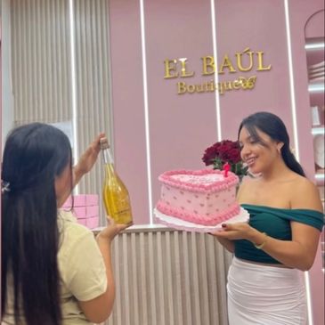 Celebración con pastel y bebida en boutique.