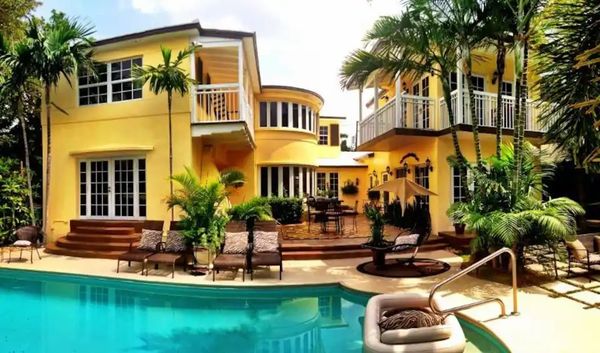 Las Olas Mansion! 
6 bedroom, 5 bath. Waterfront and steps away from the beach.