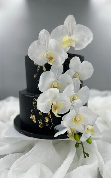 Cheesecake disguised as a weeding cake. Edible gold, faux tier, Black wedding cake