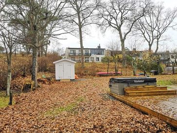 Leaf clearing and removal in Nacka