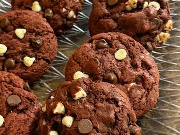 Velvet cookie with Chocolate and White Chocolate Chips
*filled with Cream Cheese +$5