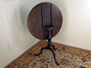 Antique oak tilt-top tripod table with turned central column and round tabletop, 17th/18th century.