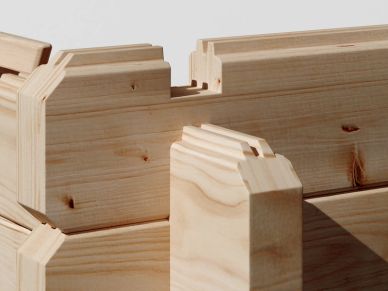 Madera de pino con cortes y ranuras para ensamblar.