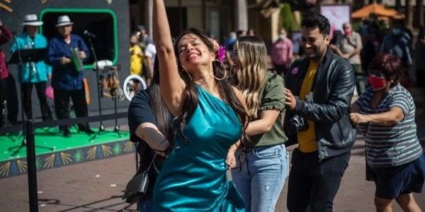 YAMILA GUERRA enjoying dancing with the audience