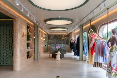 Tienda de ropa moderna con diseño elegante y amplio.