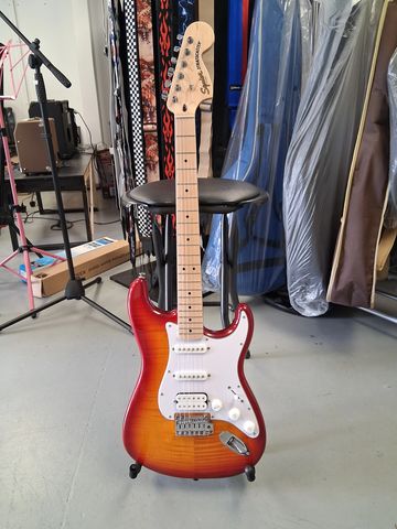 Squire strat hss loverly flame mapel been set up like new

