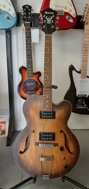 Pre owned     Ibanez AF55 restrung and set up very nice condition.