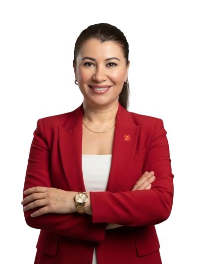 Kırmızı ceketli, kolları bağlı kadın portresi.
